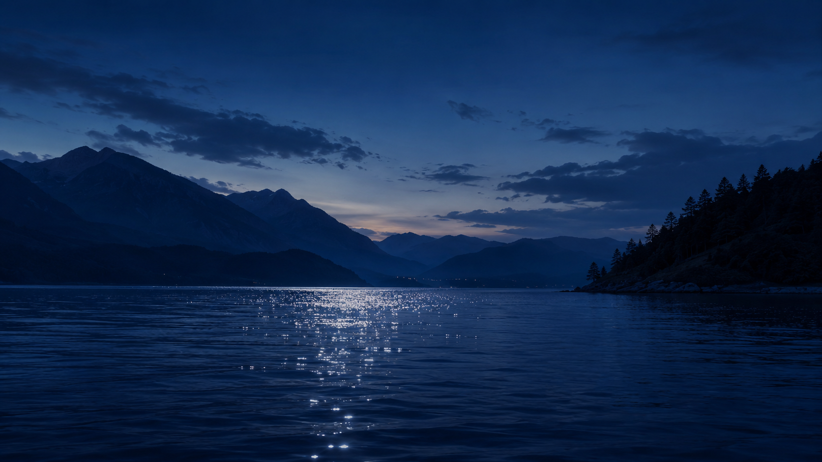 深蓝湖面场景